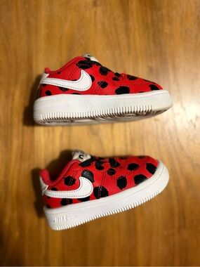 Nike Air Force 1 Lil Ladybugs Red-White-Black Kid Sneakers
Sz 5c